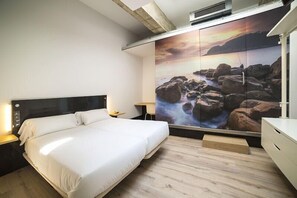 Desk, blackout curtains, soundproofing, iron/ironing board - Hotel Zerupe (Zarautz)