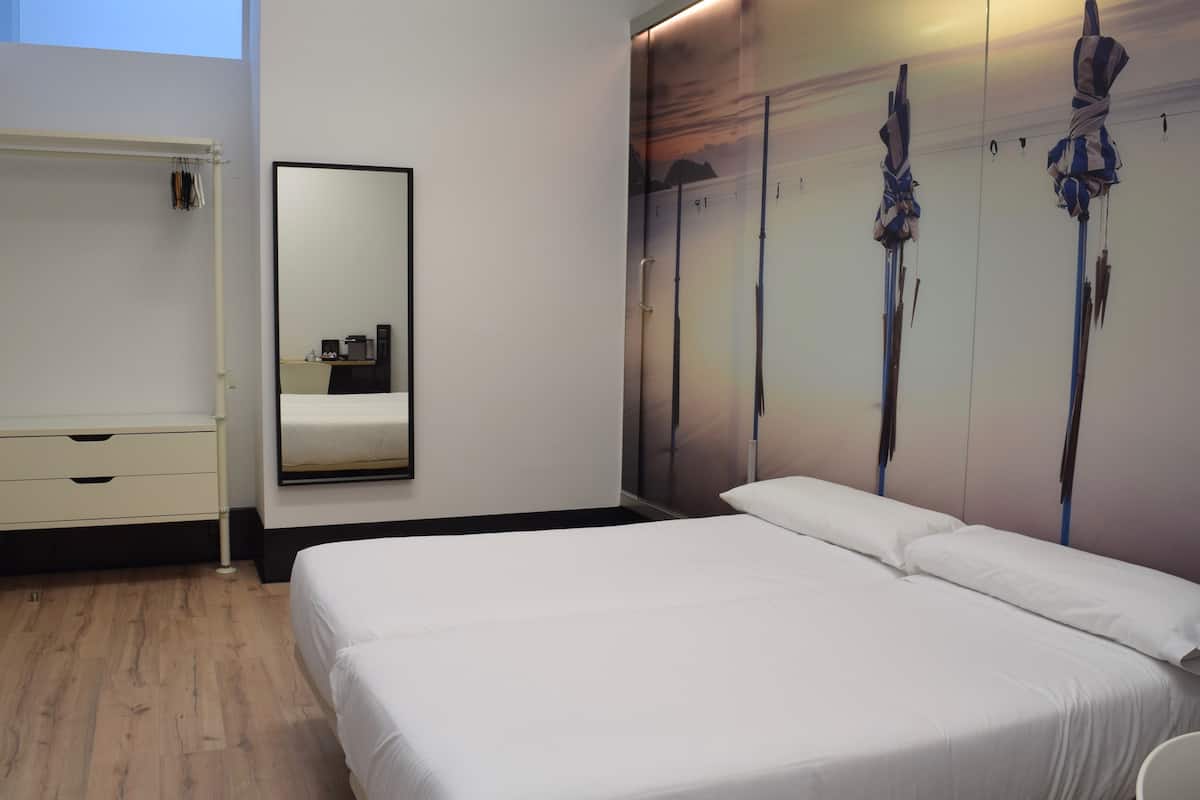 Triple Room | Meja, langsir/tirai gelap terus, kalis bunyi, seterika/papan seterika