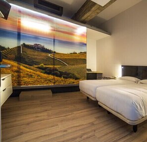 Double Room | Meja, langsir/tirai gelap terus, kalis bunyi, seterika/papan seterika