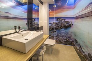 Dreibettzimmer | Badezimmer | Dusche, Haartrockner, Handtücher