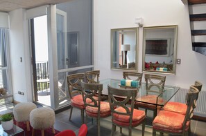 Appartement, uitzicht op oceaan | Dineren in de kamer