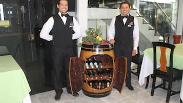 Breakfast, lunch, dinner served; Regional cuisine