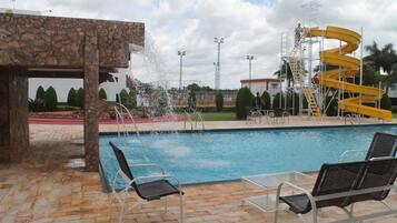 Una piscina al aire libre