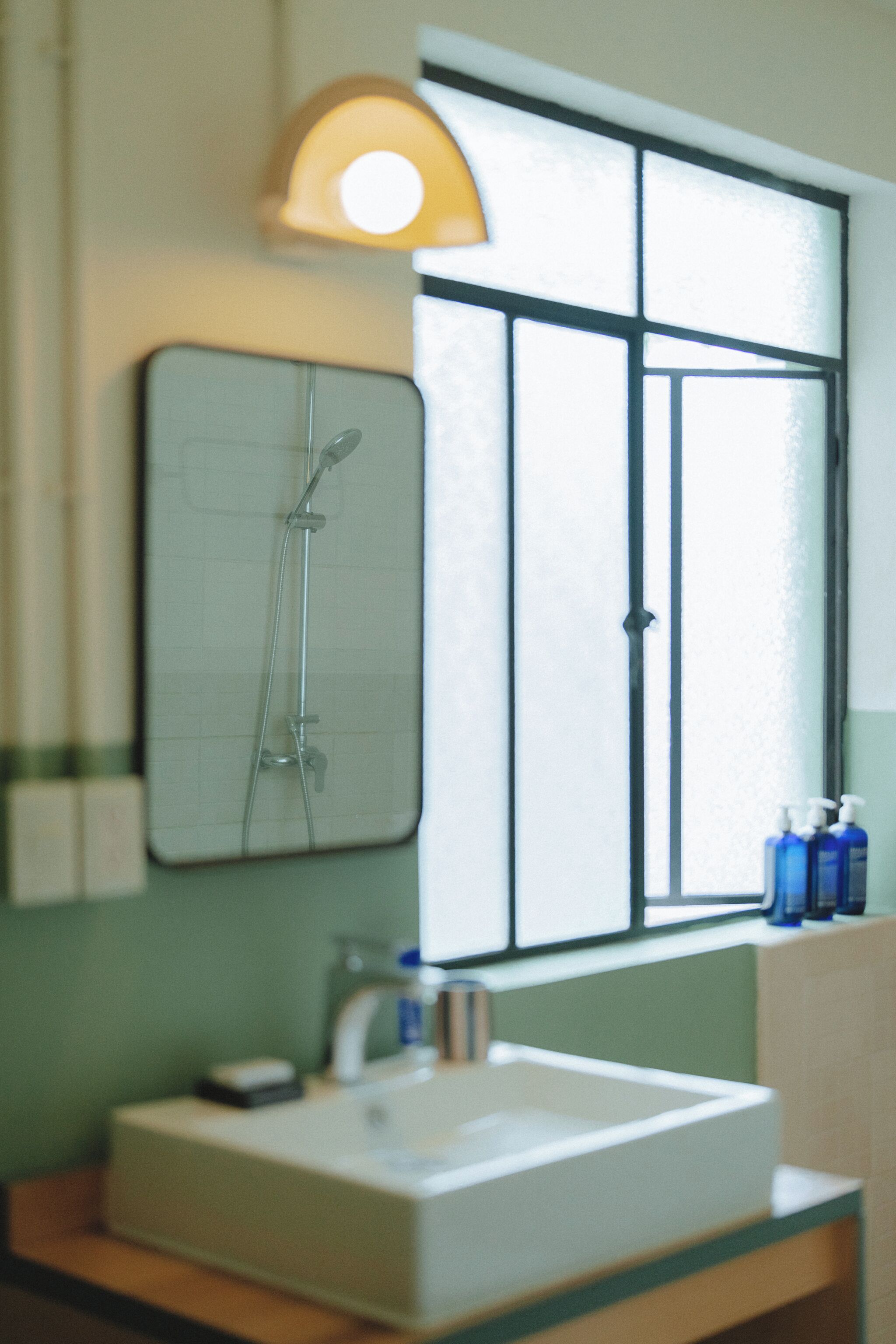 shower, free toiletries, towels