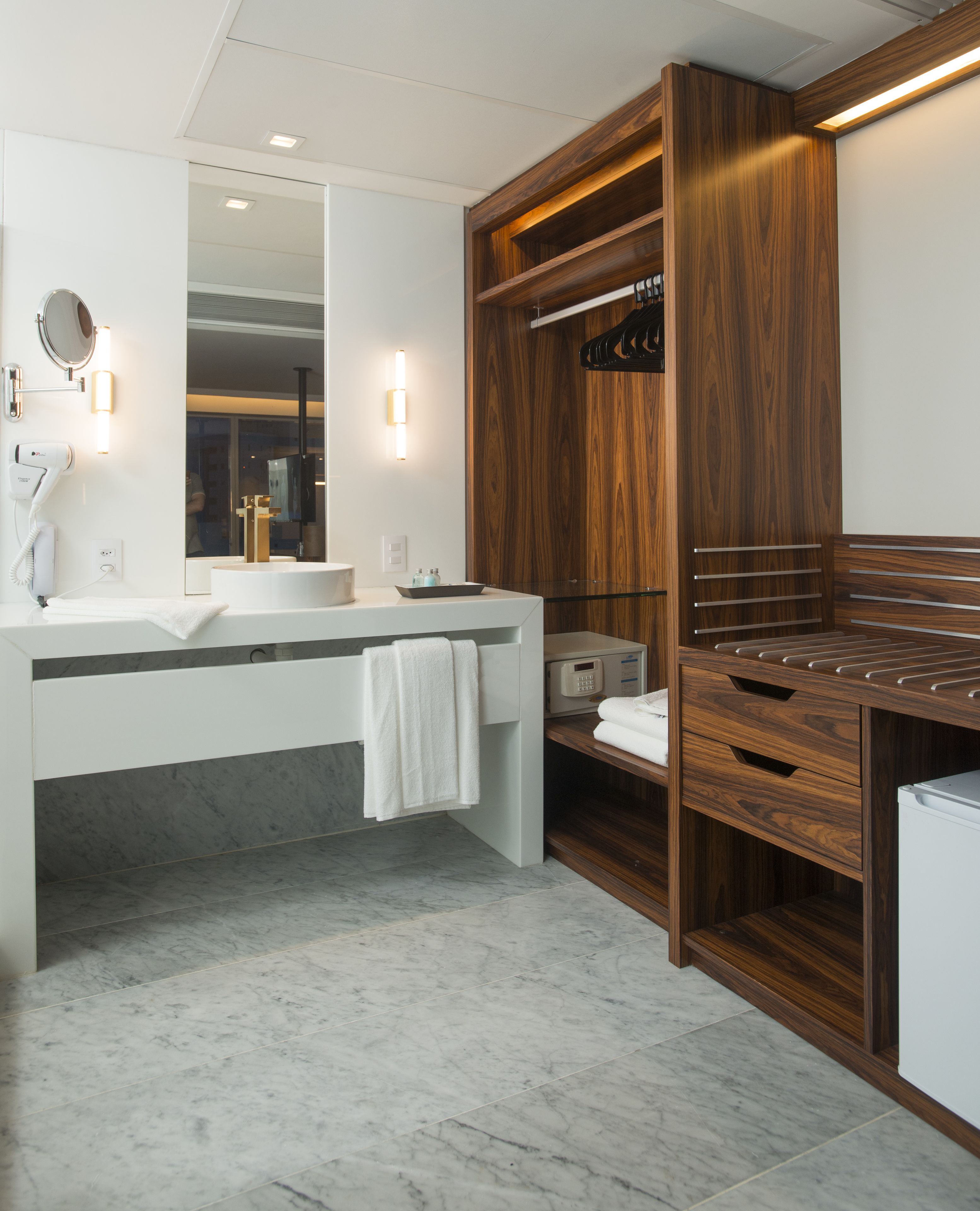 executive suite | bathroom | shower, free toiletries, hair dryer, towels
