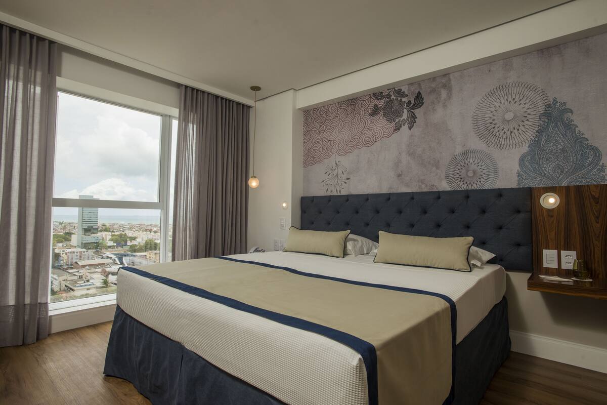 迷你吧、客房内保险箱、办公桌、遮光窗帘