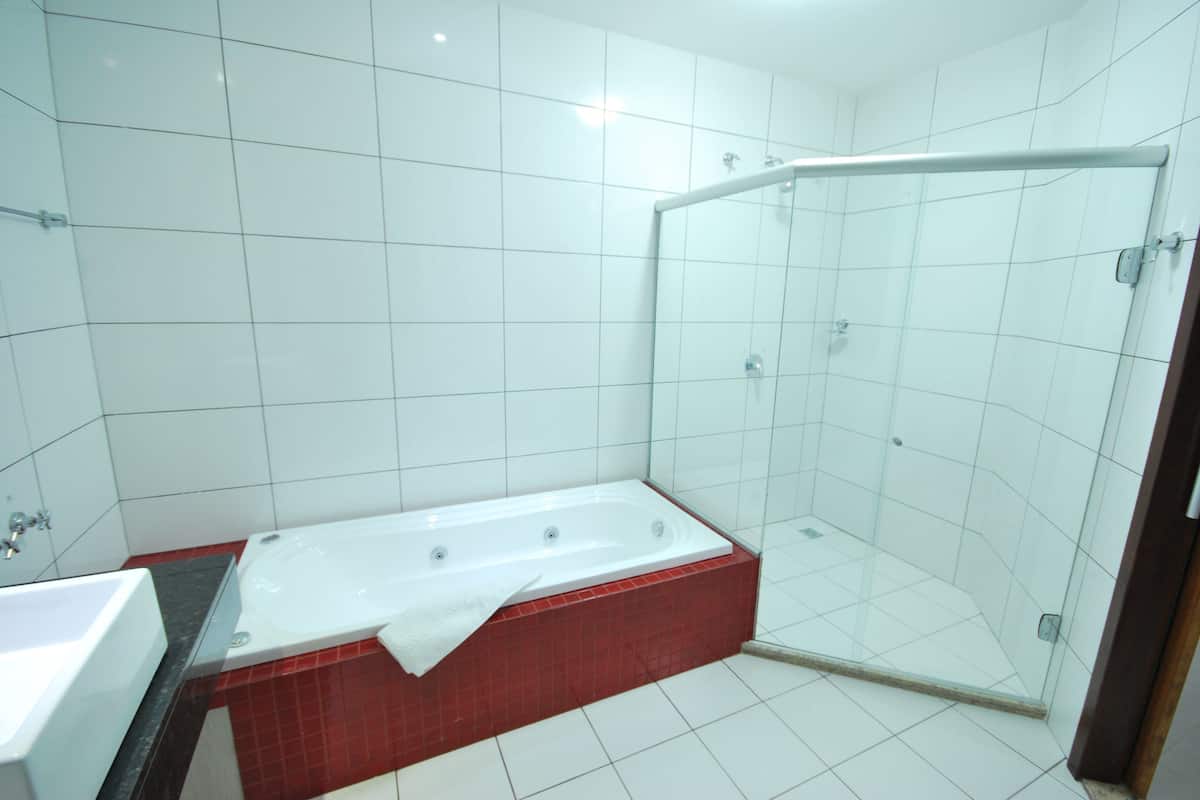 suite | jetted bathtub