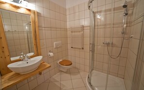 Habitación familiar, balcón | Baño | Regadera, amenidades de baño gratuitas, secadora de cabello, toallas 