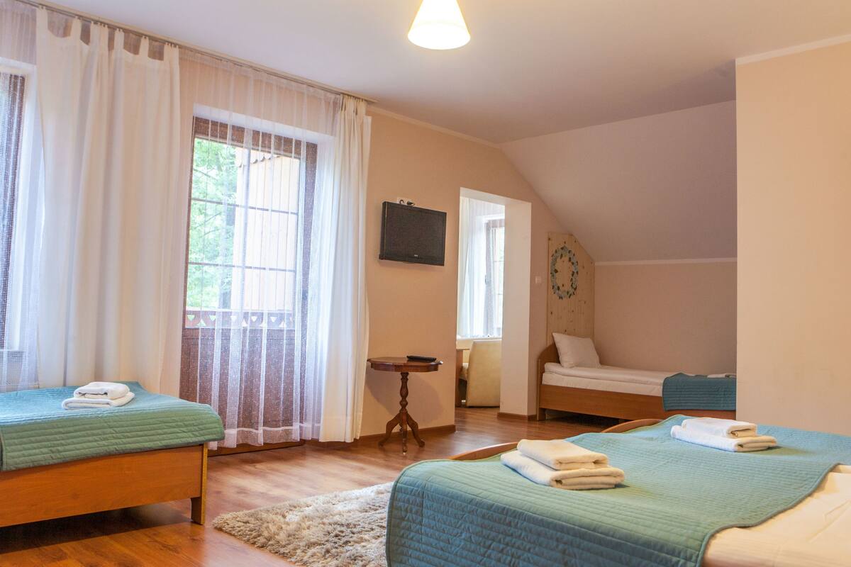 Vierbettzimmer | Bügeleisen/Bügelbrett, kostenlose Babybetten, kostenloses WLAN