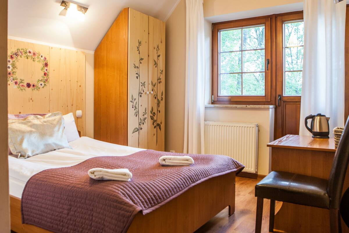 Standard-Doppelzimmer | Bügeleisen/Bügelbrett, kostenlose Babybetten, kostenloses WLAN