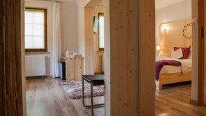A wooden interior with a bed, a table, and a window. - Willa Pokusa - Szczawnica (Szczawnica)