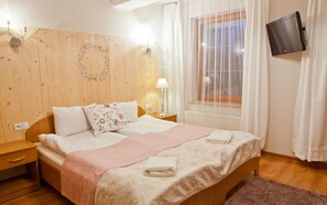 Habitación familiar, balcón | Tabla de planchar con plancha, cunas gratuitas y wifi gratis 