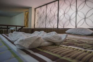 高级房 | 客房内保险箱、办�公桌、免费 WiFi、床单