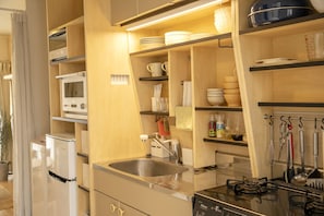ห้องดับเบิล, ปลอดบุหรี่ (with 2 Futons, 208) | ครัวส่วนตัว | ตู้เย็น, ไมโครเวฟ, เตาประกอบอาหาร, กาต้มน้ำไฟฟ้า