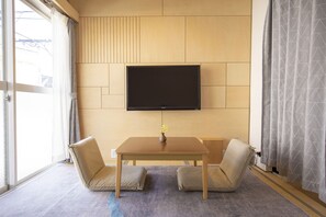 Phòng đôi, không hút thuốc (Japanese style, w/2 Futons, 108) | Nệm cao su hoạt tính (memory foam), trang trí khác biệt 