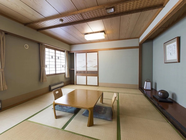 Chambre Tradition (Japanese Style without AC) | Coffres-forts dans les chambres, fer et planche à repasser