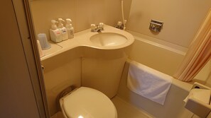 Japanese Style Room without air conditioning | Bathroom | Combined shower/bathtub, deep-soaking bathtub, free toiletries - Toya Gokirakutei (Toyako)