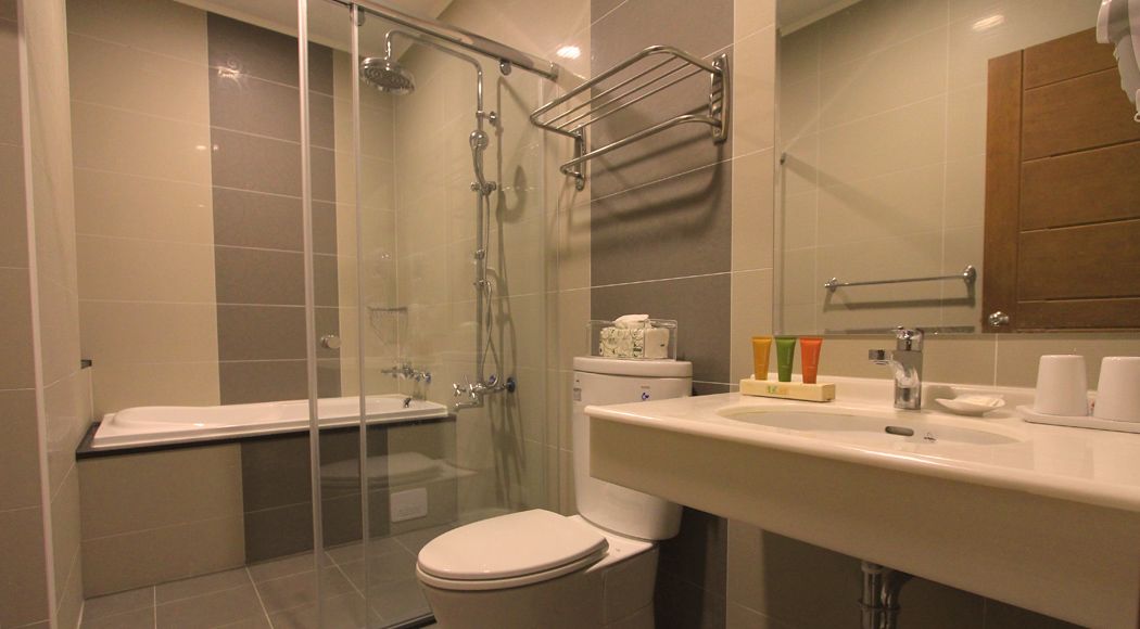 Deluxe Double Room (FLOWER) | Bathroom | Free toiletries, hair dryer, slippers, towels