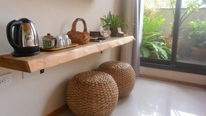 Eine Küchenarbeitsplatte mit Wasserkocher, Teekanne und einem gewebten Korb.
