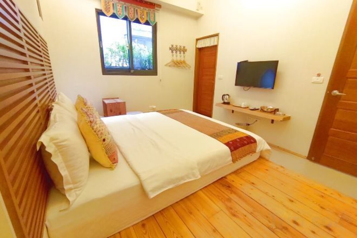 Cortinas opacas, camas supletorias, wifi gratis y ropa de cama