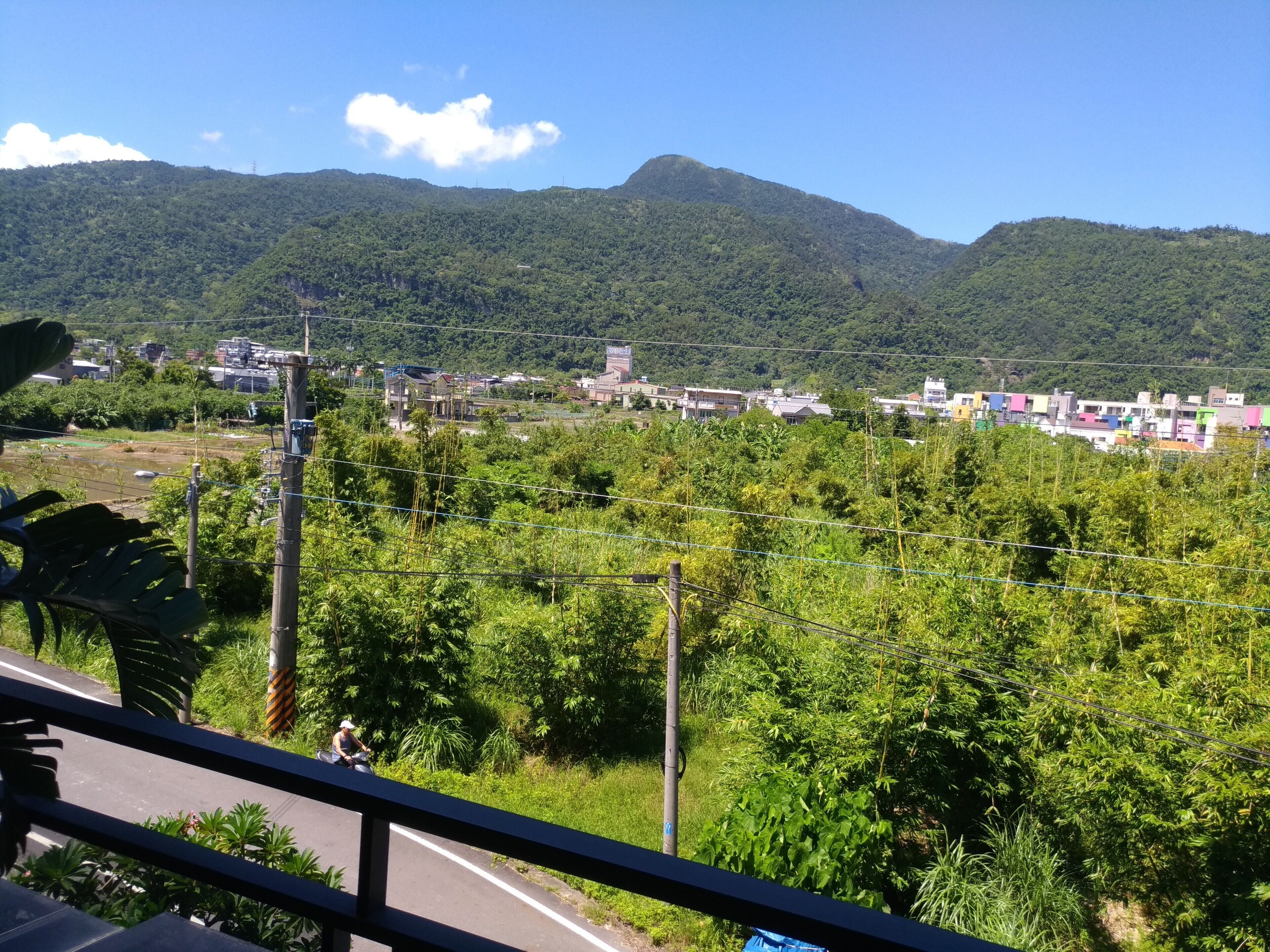 Blick auf eine Stadt mit Gebäuden und einem Berg im Hintergrund.