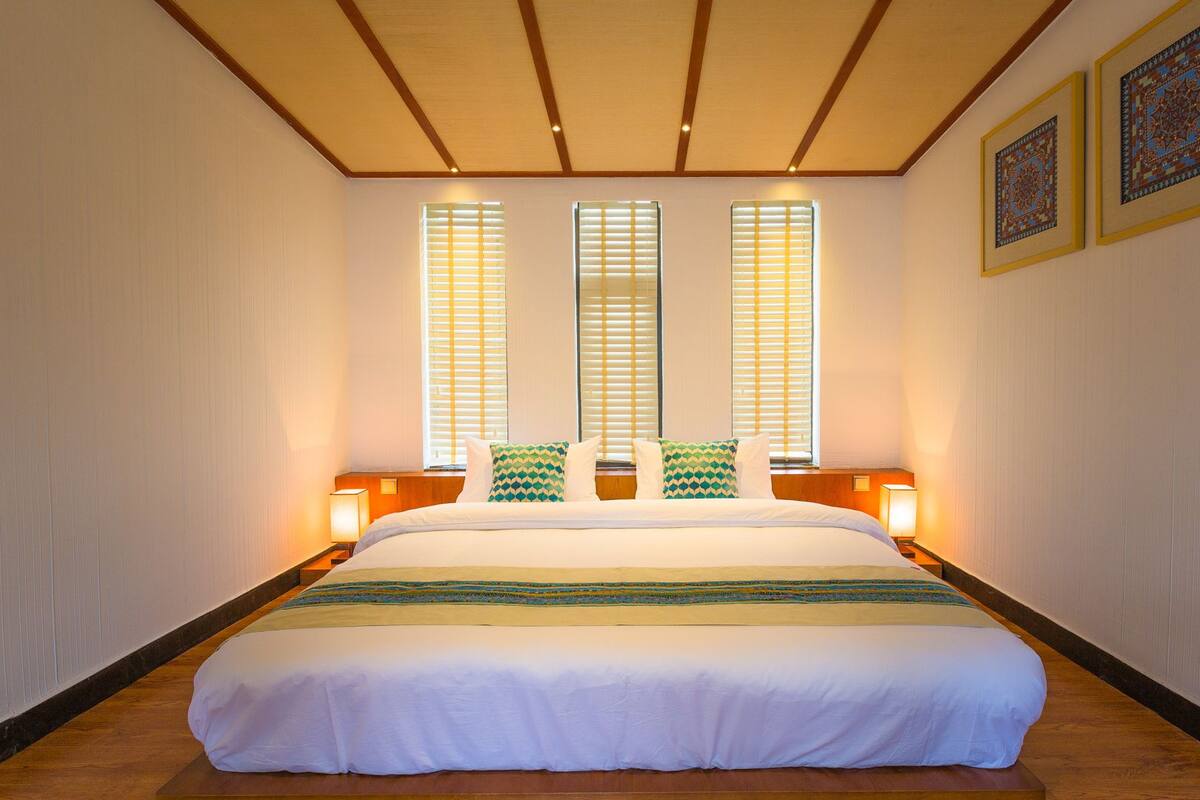 In-room safe, desk, blackout curtains, free WiFi