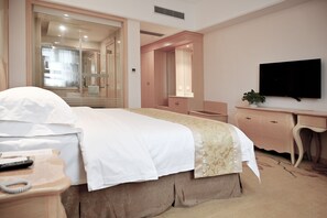 Desk, blackout curtains, free WiFi, bed sheets - Royal International Hotel Disneyland and Wild Animal Park Branch (Shanghai)