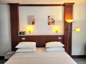 Super Deluxe Room with Balcony | In-room safe, desk, blackout drapes, free WiFi - Rabbit Mansion Patong Hotel (Patong)