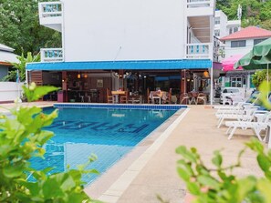 Outdoor pool, pool umbrellas, sun loungers - Rabbit Mansion Patong Hotel (Patong)