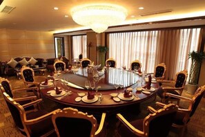 2 restaurantes; se sirve desayuno, almuerzo y cena