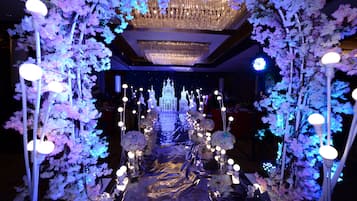 زفاف داخل الفندق