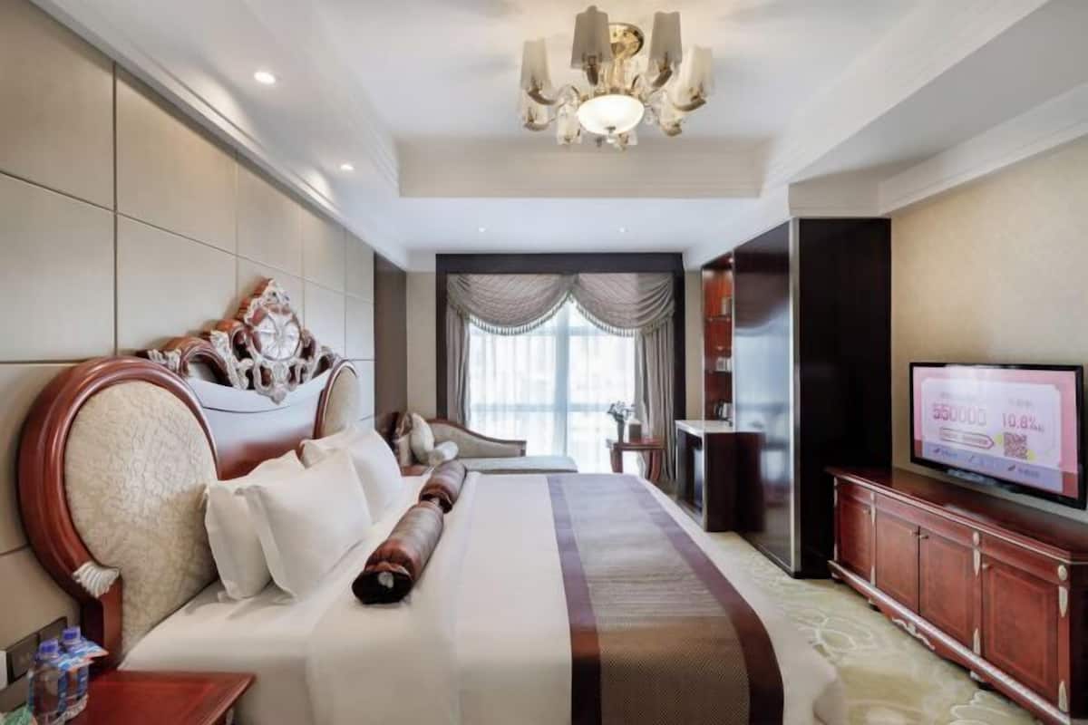 Minibar, in-room safe, desk, blackout curtains