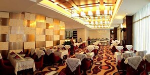 2 restaurantes; se sirve desayuno, almuerzo y cena; cocina china