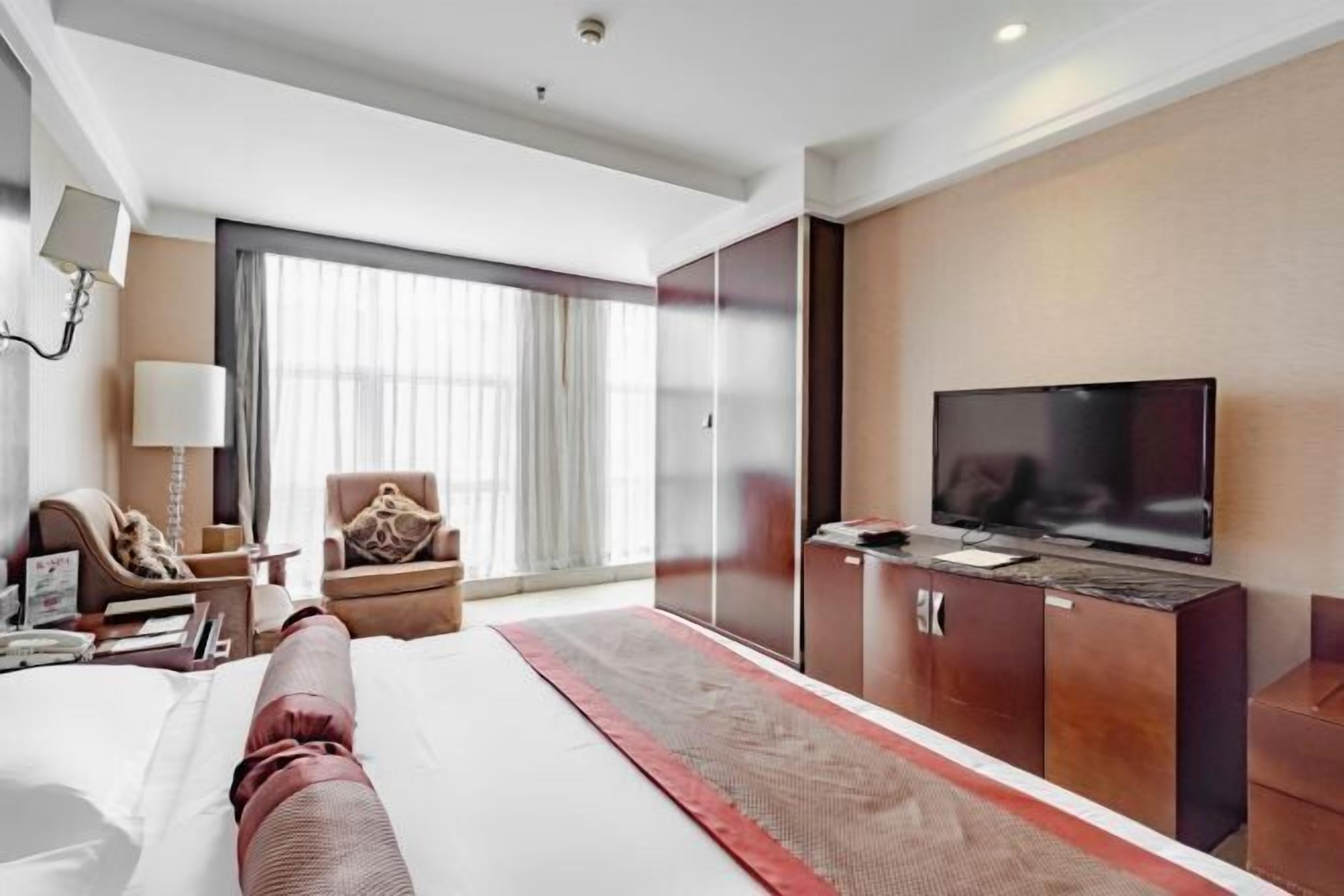 Minibar, caja fuerte, escritorio y cortinas opacas