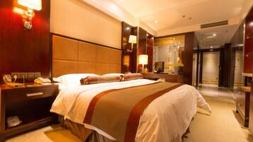 Deluxe King Room | Minibar, in-room safe, desk, blackout curtains