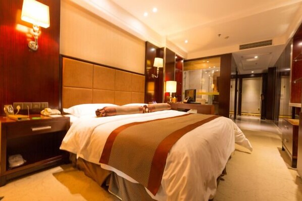 Deluxe King Room | Minibar, in-room safe, desk, blackout curtains