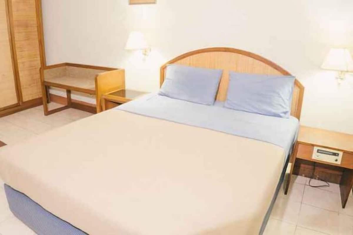 Escritorio, cortinas blackout, wifi gratis y ropa de cama