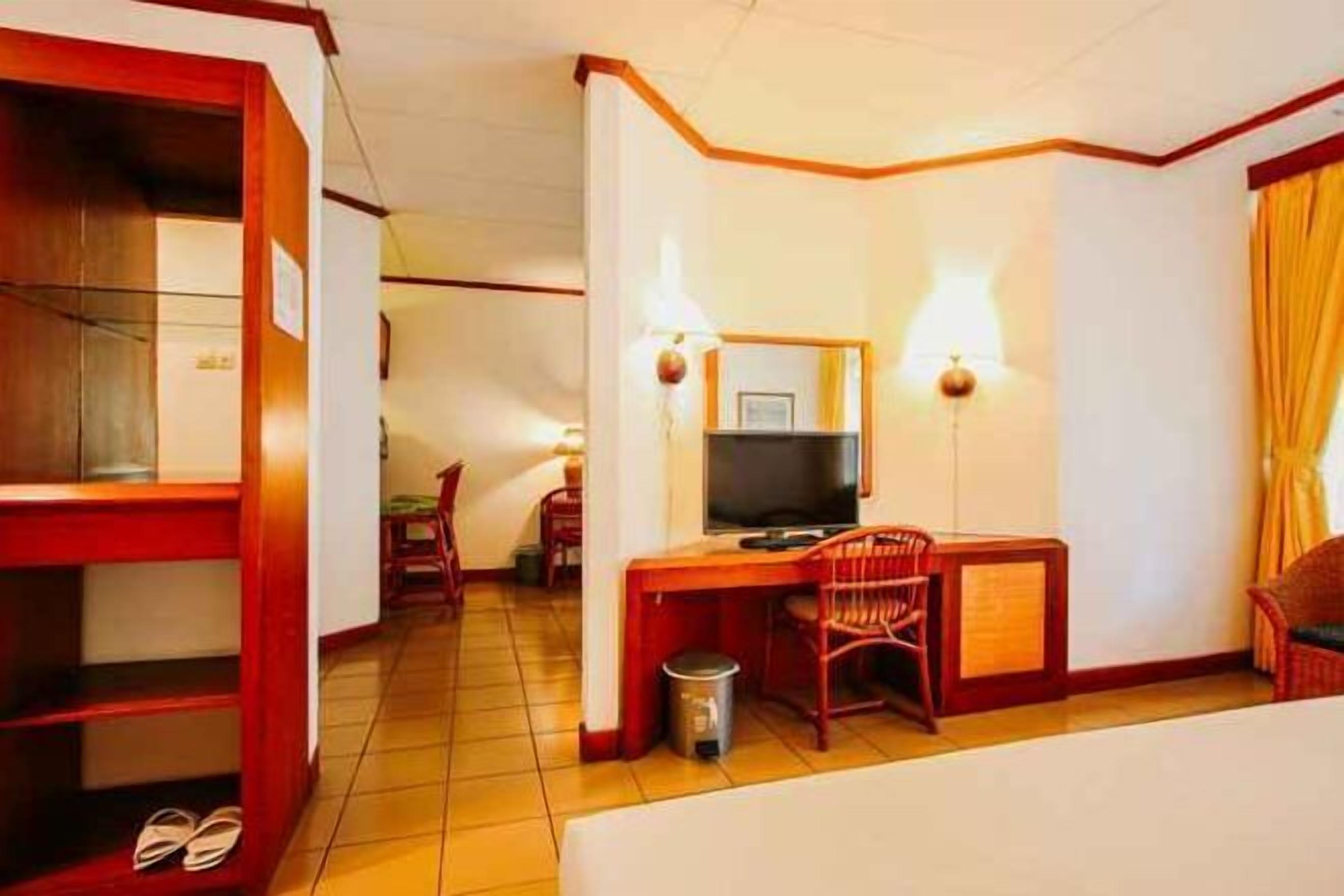 Bureau, rideaux occultants, Wi-Fi gratuit, draps fournis