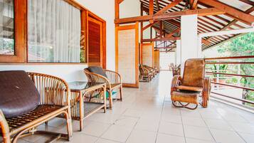 Desk, blackout drapes, free WiFi, bed sheets