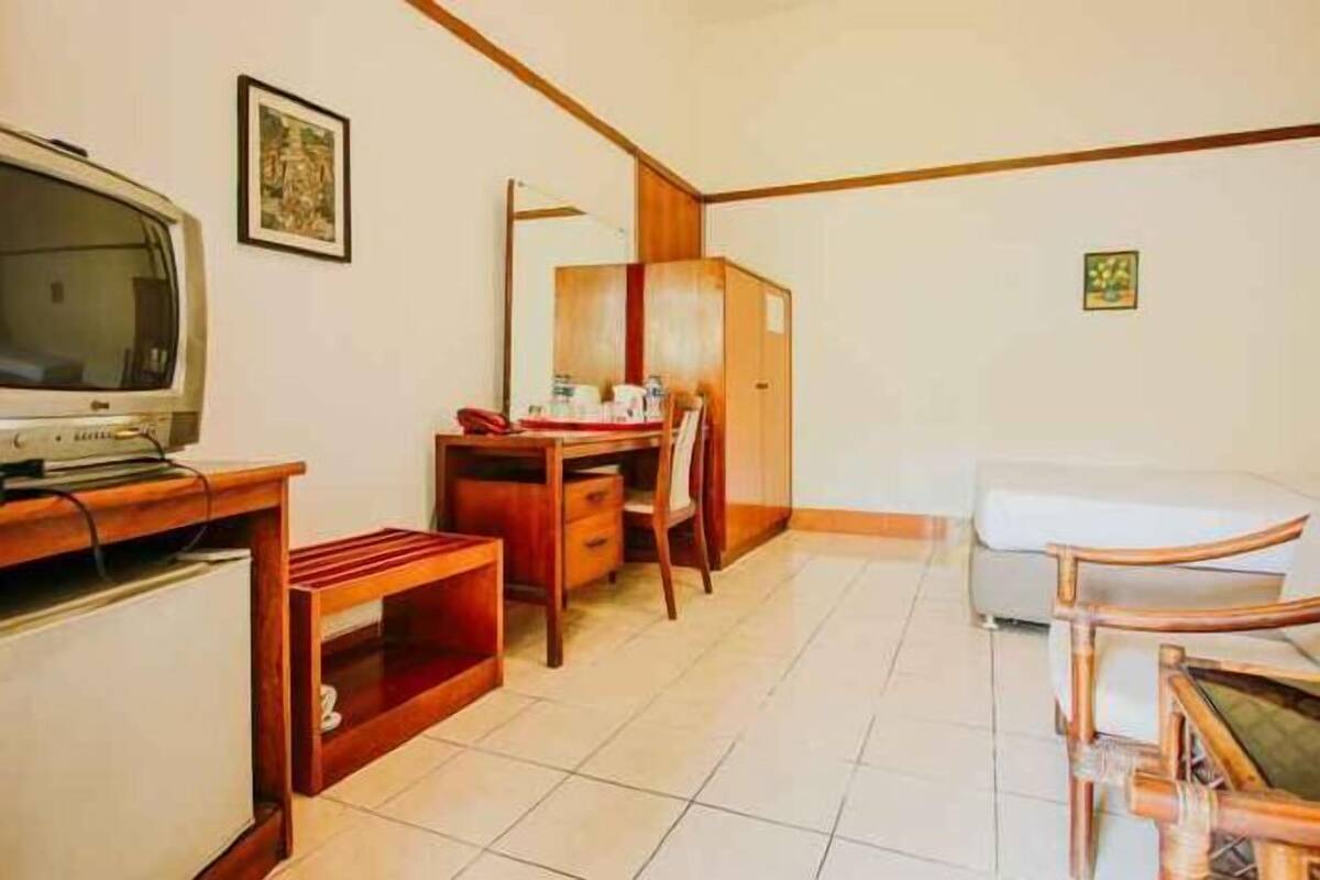 Desk, blackout curtains, free WiFi, bed sheets