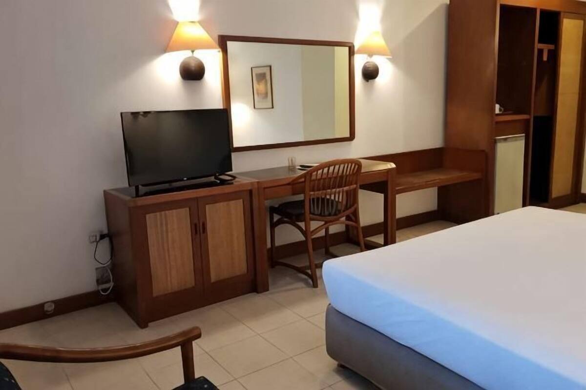 Desk, blackout curtains, free WiFi, bed sheets