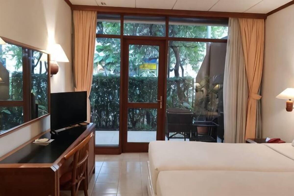 Desk, blackout curtains, free WiFi, bed sheets