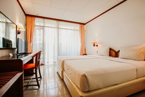 Desk, blackout curtains, free WiFi, bed sheets - Hotel Bumi Asih (Bandung)