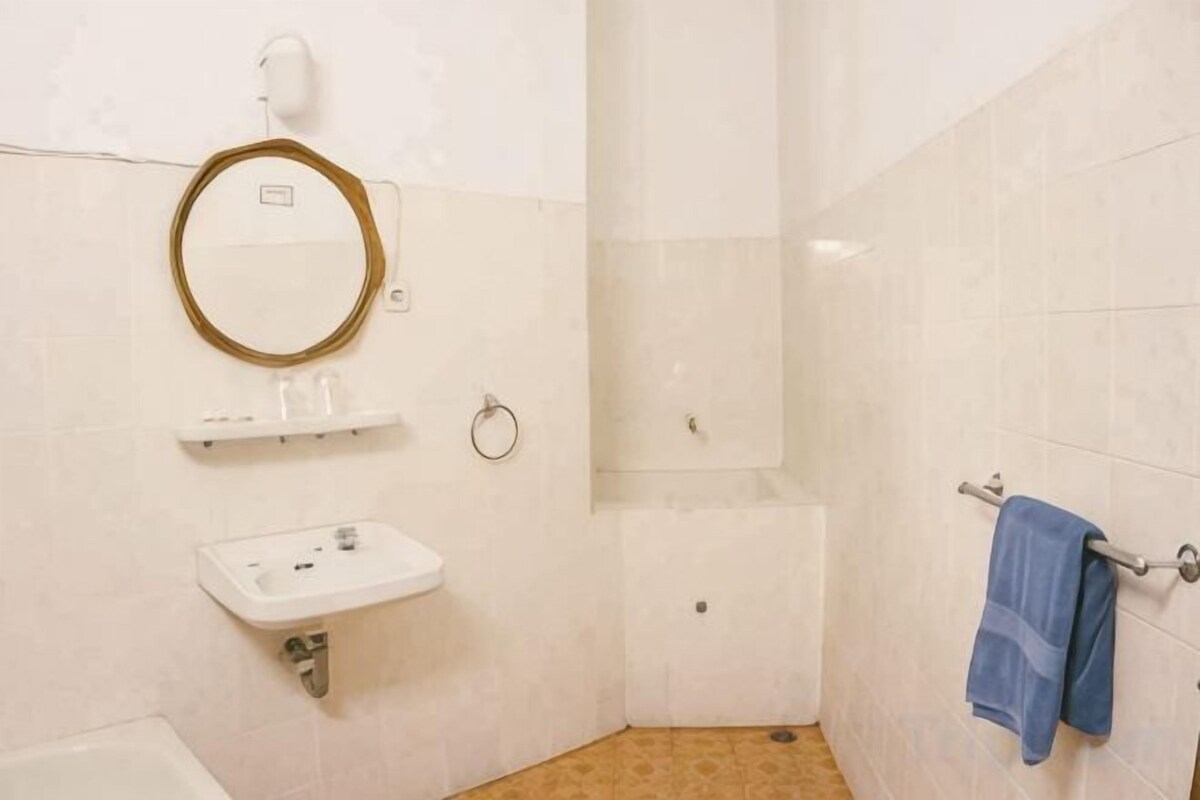 Bad | Dusj, toalettartikler (inkludert), hårføner og tøfler