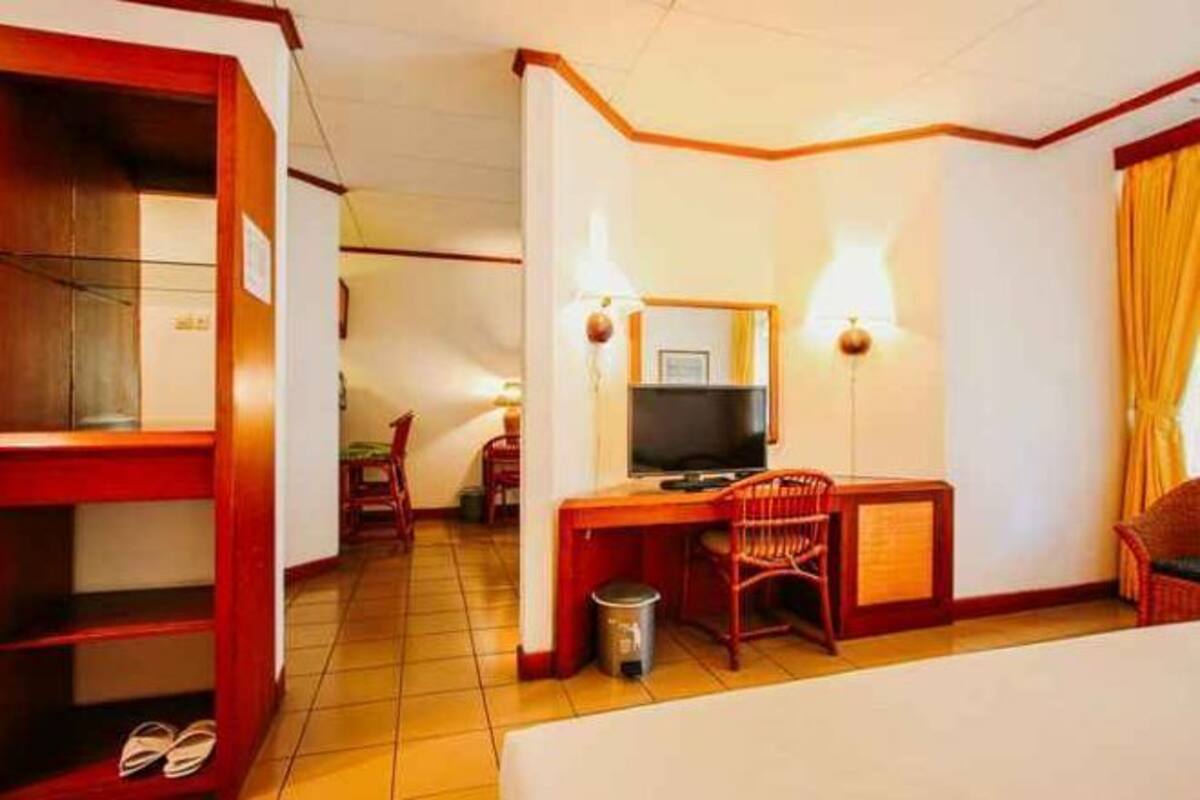 Desk, blackout drapes, free WiFi, bed sheets