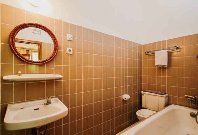 Badkamer | Een douche, gratis toiletartikelen, een haardroger, pantoffels