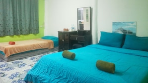 Une chambre d’hôtel avec un lit, une commode, un miroir et un tableau au mur.