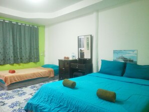 Habitación familiar | Decoración personalizada, muebles diferentes y escritorio 