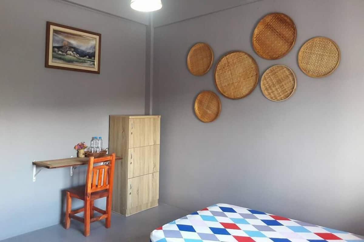 Standard Twin Room with Shared Bathroom | Una cassaforte in camera, Wi-Fi gratuito