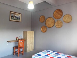 Standard Twin Room with Shared Bathroom | Een kluis op de kamer, gratis wifi